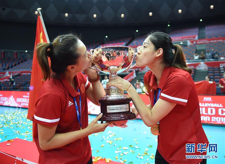 （体育）（26）排球——女排世界杯：中国队捧杯