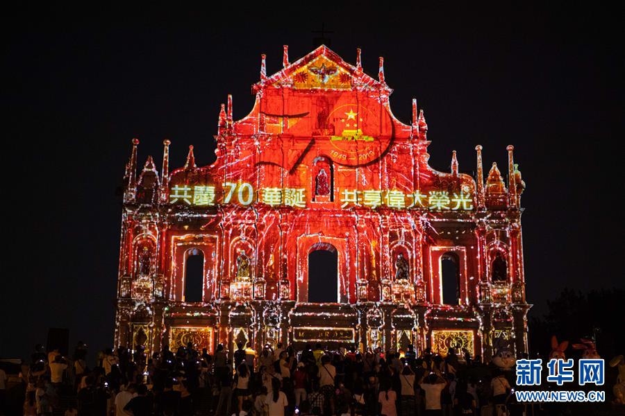 （社会）（1）“庆祝新中国成立70年大型灯光秀”在澳门上演