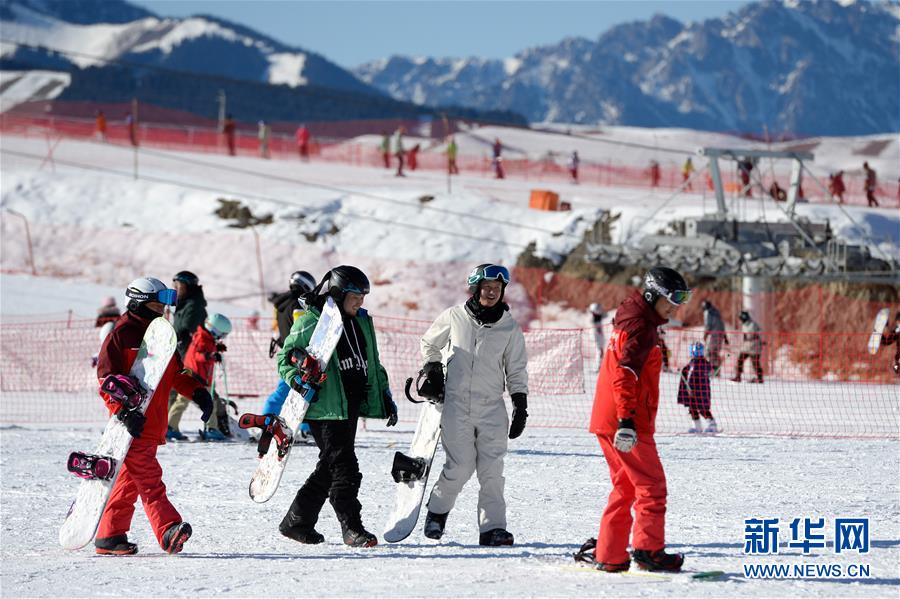 （社会）（2）新疆迎来滑雪季