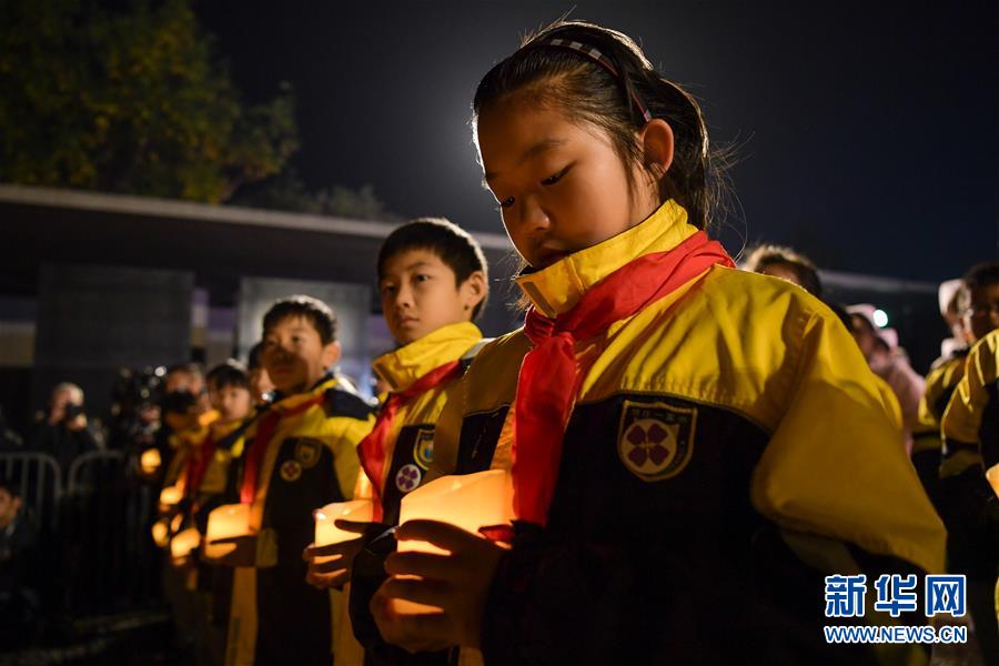 （社会）（2）南京：“烛光祭”寄托哀思祈愿和平
