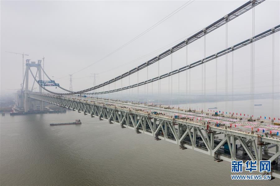 （经济）（1）我国首座公铁两用悬索桥五峰山长江大桥成功合龙