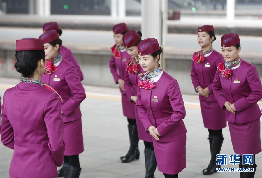 （社会）（4）重庆：高铁乘务员培训迎春运