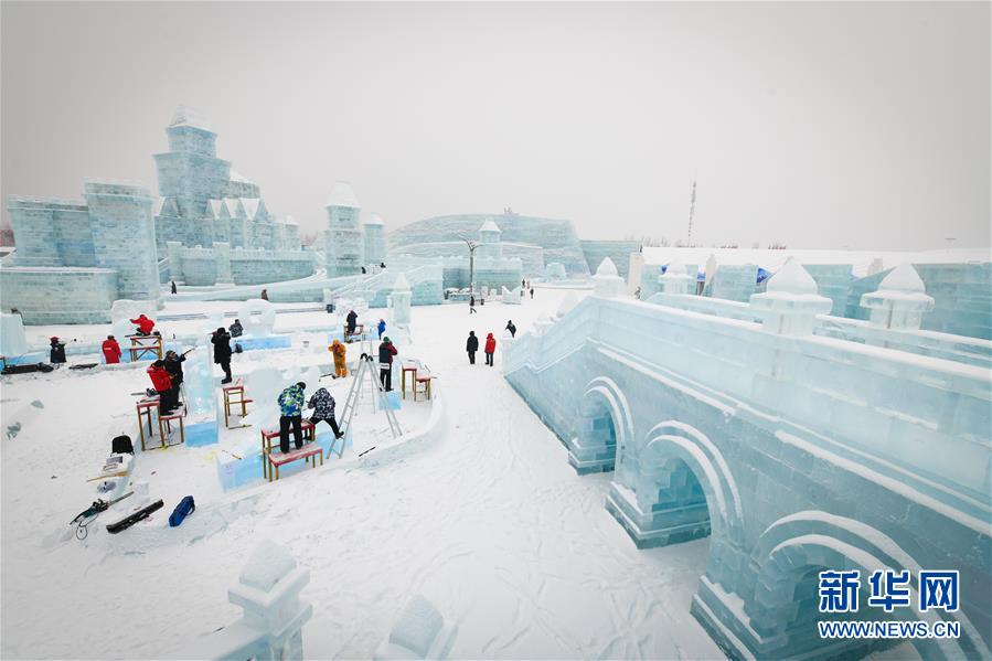 （社会）（7）哈尔滨国际冰雕比赛：“芳容”初现