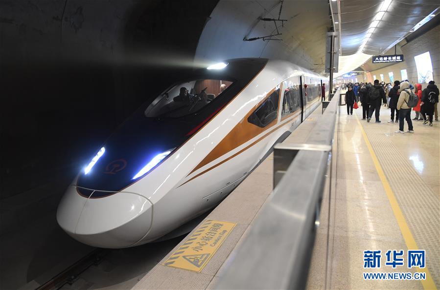 （在习近平新时代中国特色社会主义思想指引下——新时代新作为新篇章·总书记关切高质量发展·科技创新·图文互动）（1）3.5万公里的幸福绵延——中国高铁的“科技牵引力”