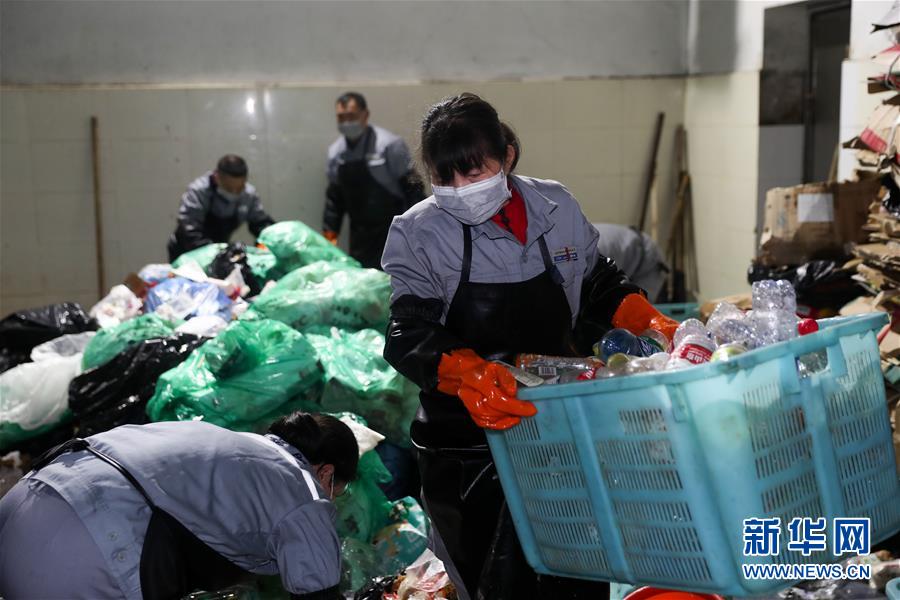 （关注春运）（2）上海火车站：垃圾分拣作业忙