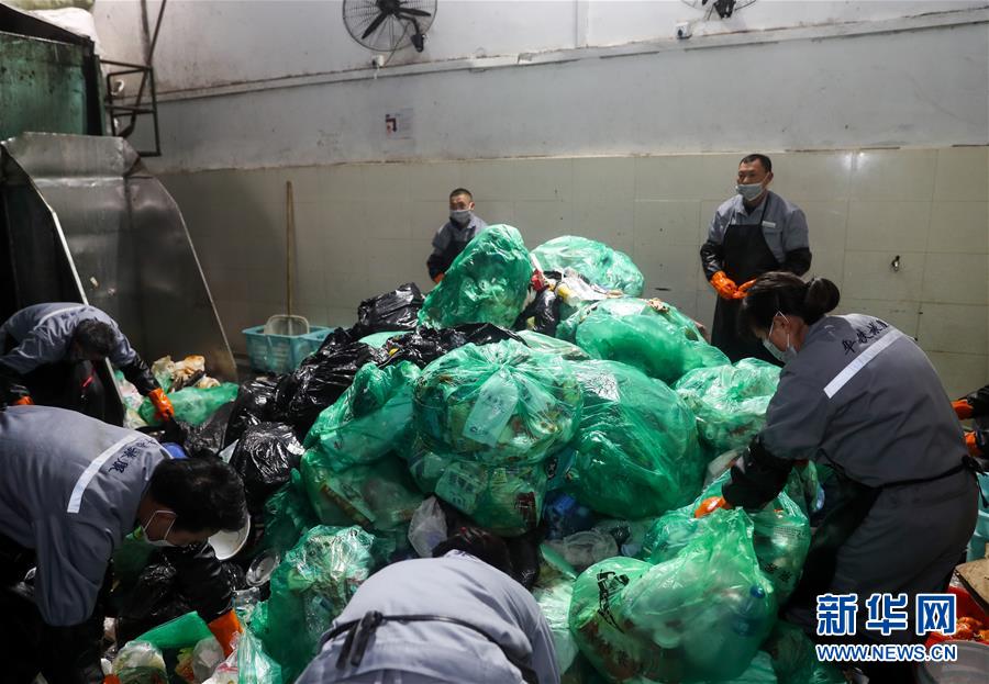 （关注春运）（3）上海火车站：垃圾分拣作业忙