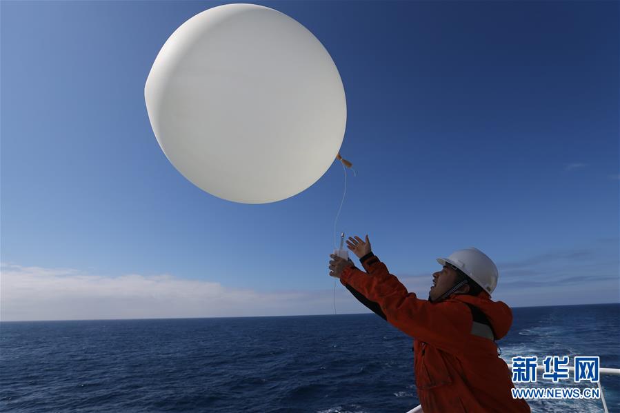 （“雪龙”探南极·图文互动）（1）“雪龙2”号释放首个探空气球