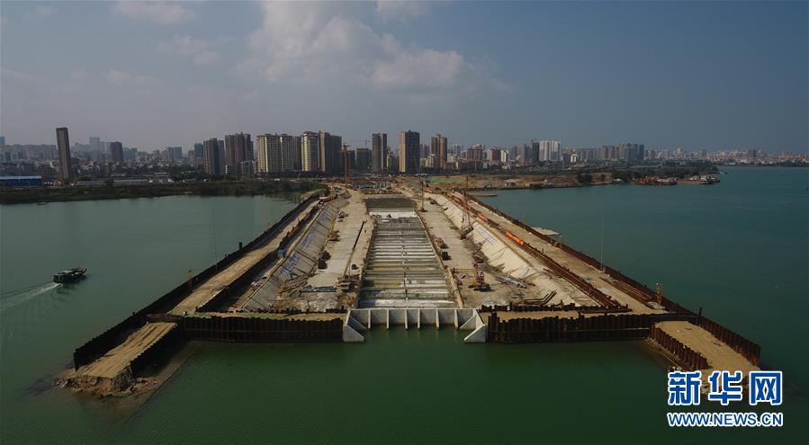 （社会）（2）海口文明东越江通道项目二期围堰内隧道主体结构封顶完成