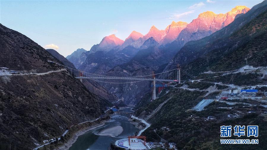 （经济）（3）云南香丽高速公路虎跳峡金沙江特大桥合龙
