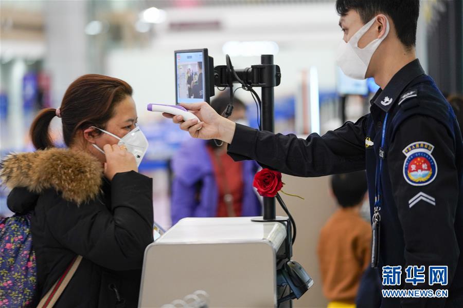 （新型肺炎疫情防控）（1）重庆机场对进出港航班旅客实行体温检测