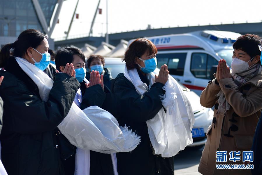 （新型冠状病毒感染的肺炎疫情防控）（1）青海省首批135名医务人员驰援湖北
