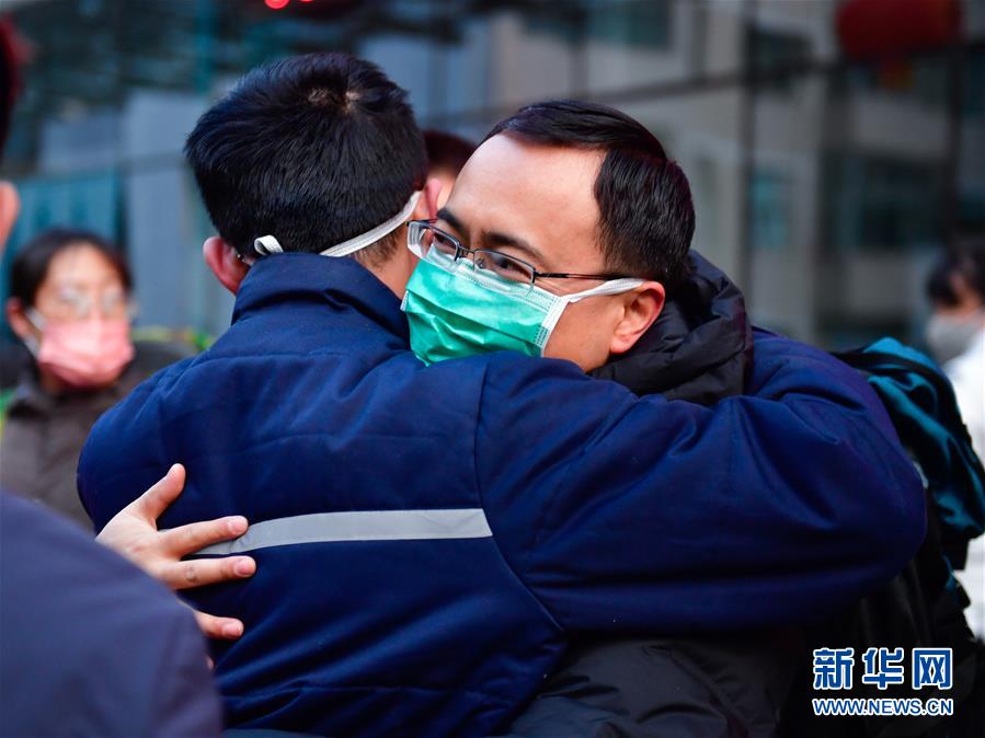 （新型冠状病毒感染的肺炎疫情防控）（3）青海省首批135名医务人员驰援湖北
