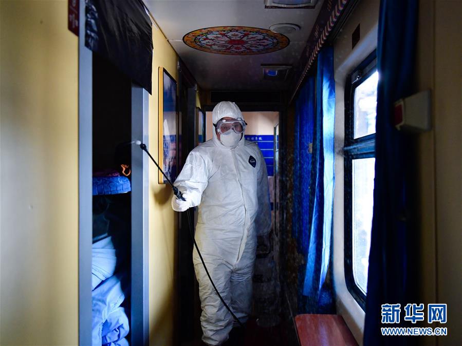 （聚焦疫情防控）（1）西宁：强化列车消毒 助旅客安全出行 