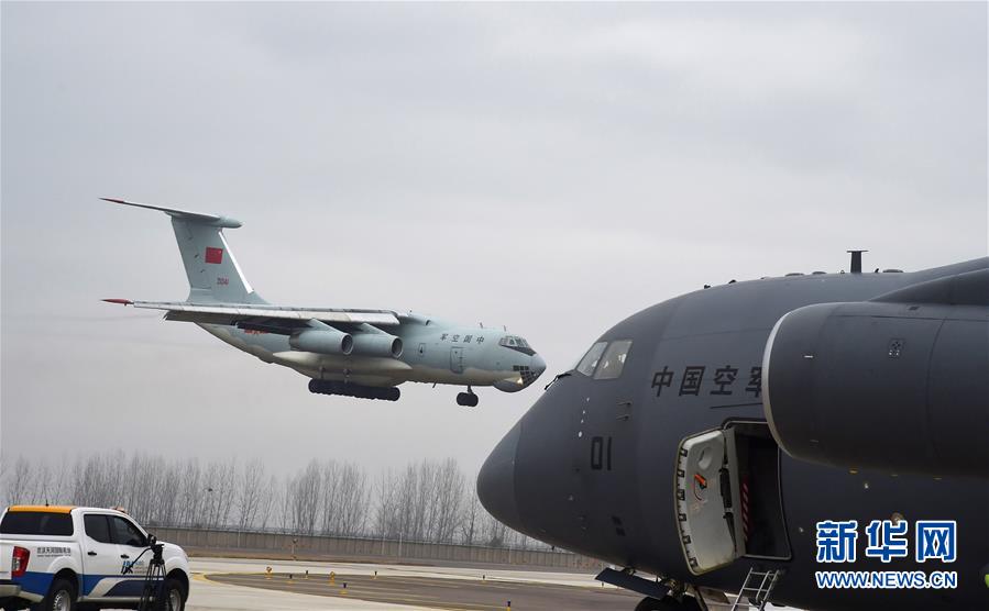 （聚焦疫情防控·图文互动）（9）空军出动3型11架运输机多地同步向武汉空运医疗队员