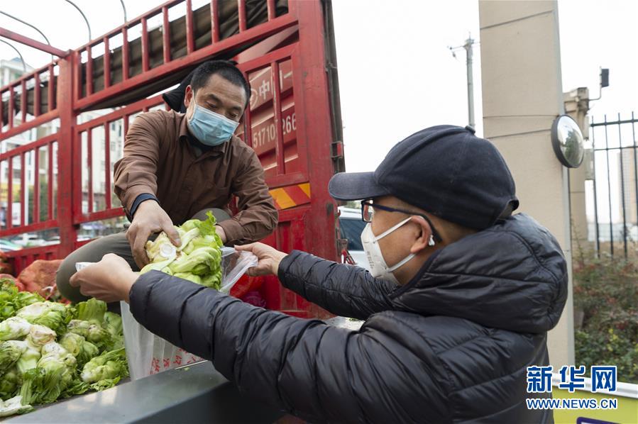 （聚焦疫情防控）（3）湖北襄阳：社区居民领到“爱心蔬菜”