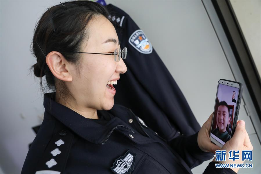 #（聚焦疫情防控·图片故事）（8）山东青岛：疫情防控中的国门女警