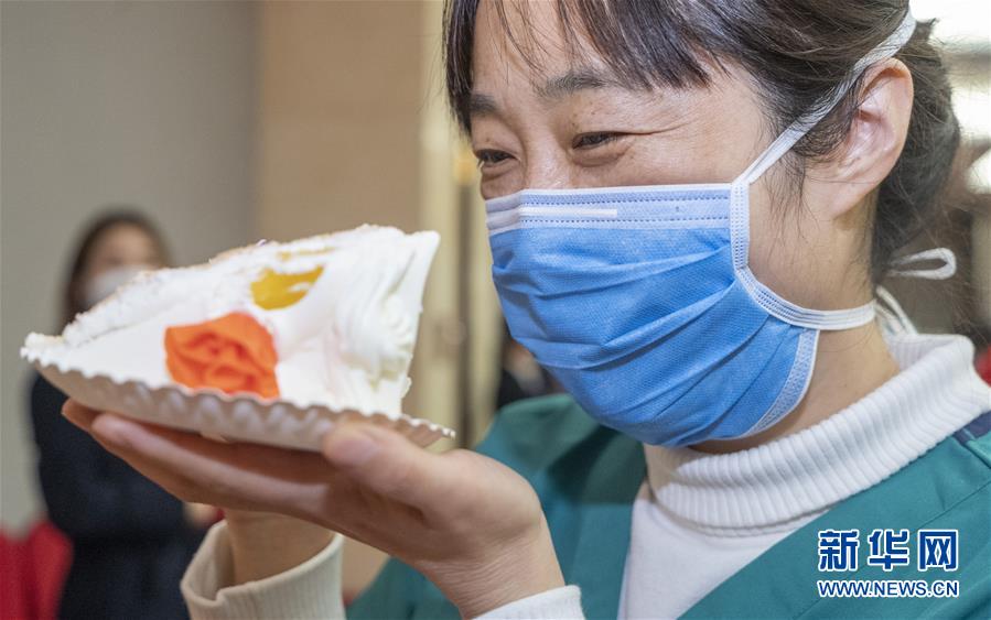 （聚焦疫情防控）（2）鲜花蛋糕送给女医疗队员