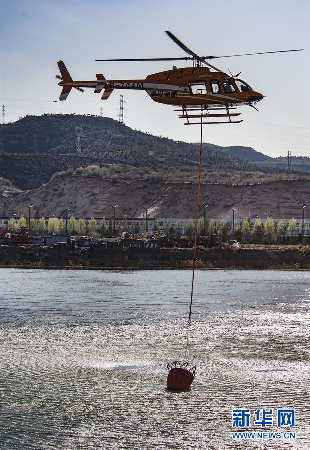 （社会）（1）陕西神木：消防直升机投入山林灭火