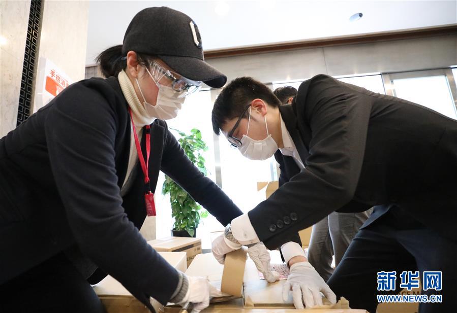 （国际疫情）（3）中国驻日本大使馆向在日留学生发放“健康包”