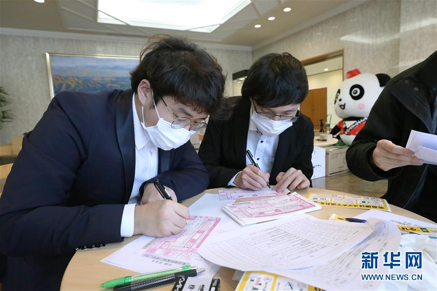 （国际疫情）（4）中国驻日本大使馆向在日留学生发放“健康包”