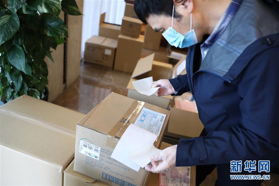 （国际疫情）（5）中国驻日本大使馆向在日留学生发放“健康包”