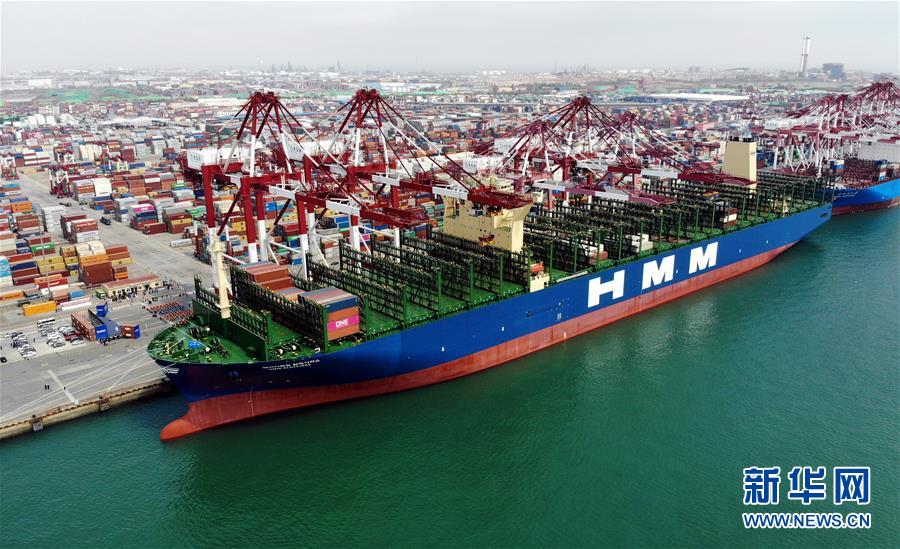 （经济）（1）世界最大集装箱船首航青岛港