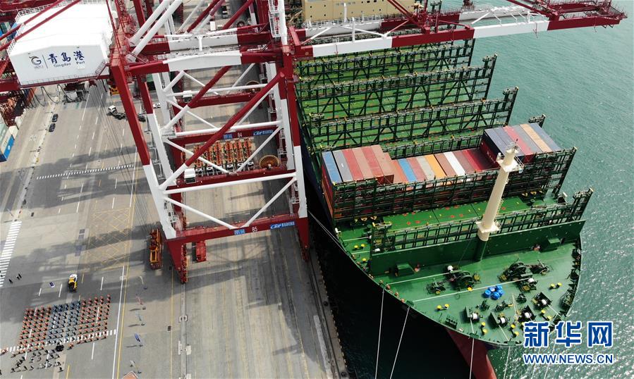 （经济）（5）世界最大集装箱船首航青岛港