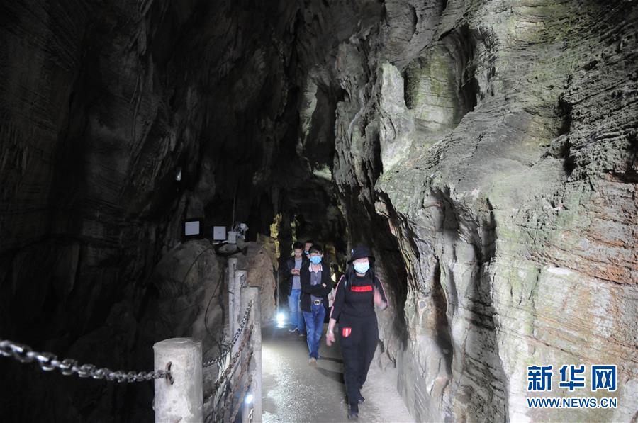 （社会）（4）贵州：世界地质公园织金洞景区迎“五一”游客