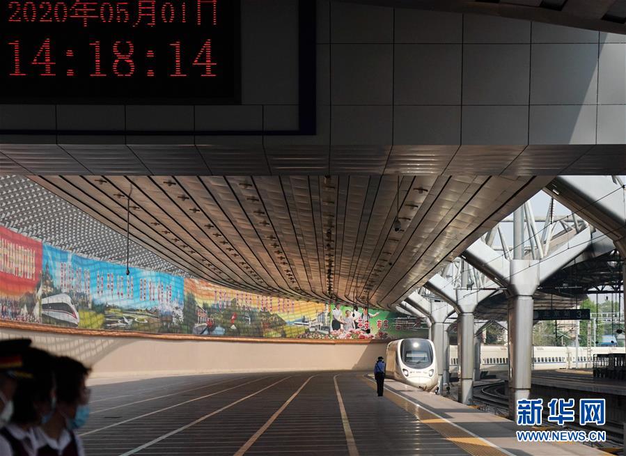 （社会）（3）假期首日北京铁路局发送旅客51.52万人