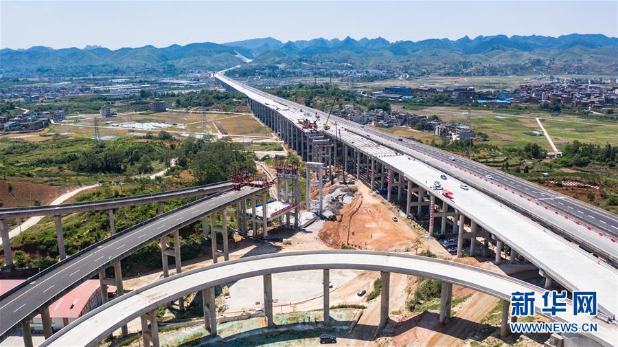 （社会）（4）贵州省首个“四改八”高速公路项目将于年底建成通车