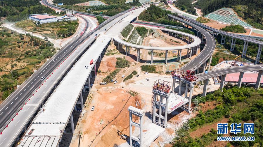 （社会）（6）贵州省首个“四改八”高速公路项目将于年底建成通车