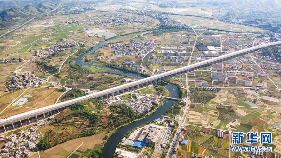 （社会）（7）贵州省首个“四改八”高速公路项目将于年底建成通车