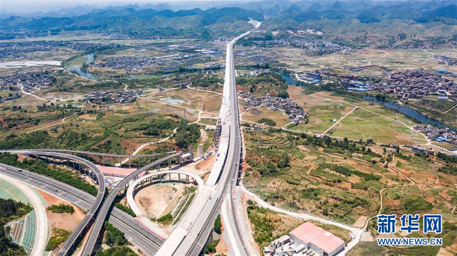 （社会）（1）贵州省首个“四改八”高速公路项目将于年底建成通车