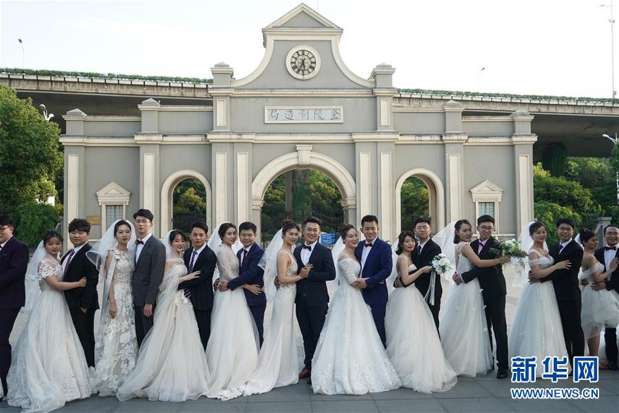 （社会）（3）江苏南京：“白衣战士”结良缘 集体婚礼共甜蜜