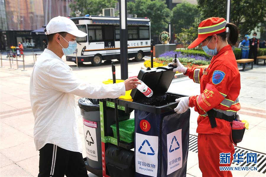 #（社会）（4）移动垃圾分类保洁车亮相北京王府井