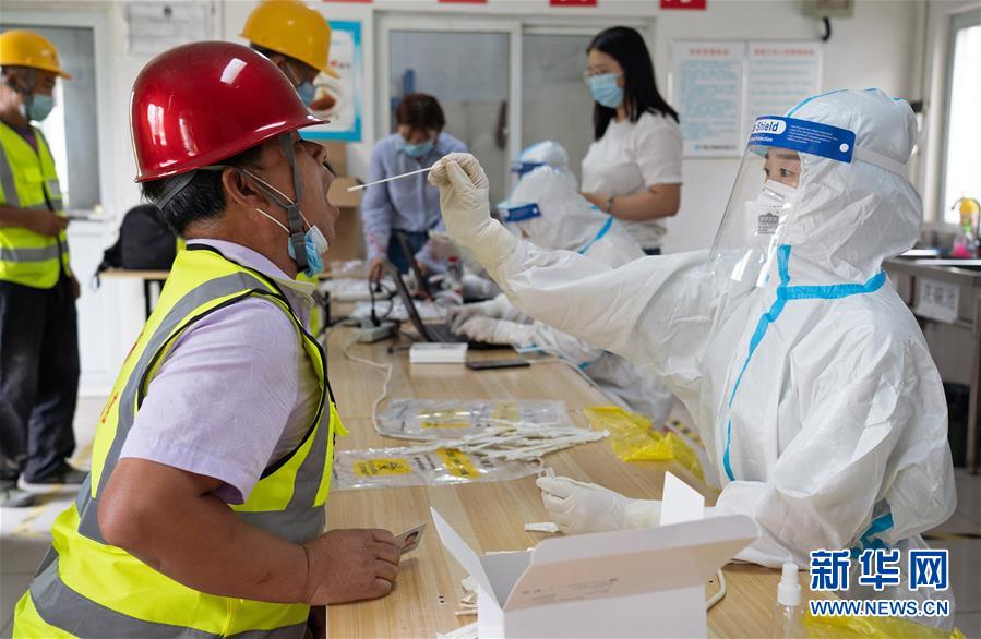 （聚焦疫情防控）（1）北京大兴：加强建筑工地人员核酸检测