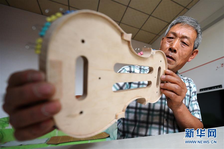 （图片故事）（3）为梦想而执着——河北六旬农民36年巧手制作小提琴