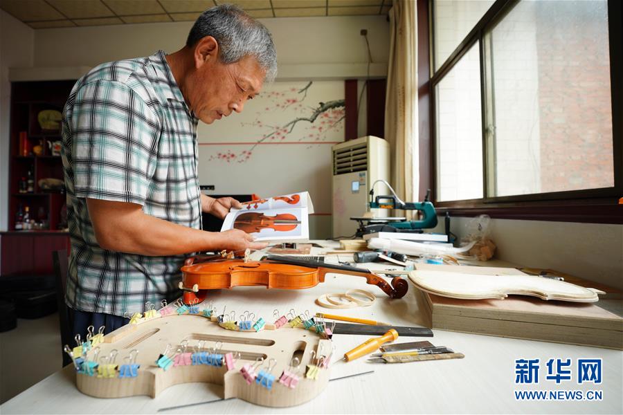 （图片故事）（4）为梦想而执着——河北六旬农民36年巧手制作小提琴