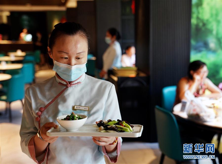 （社会）（1）上海：老字号餐馆出新招 遏制“舌尖上的浪费”