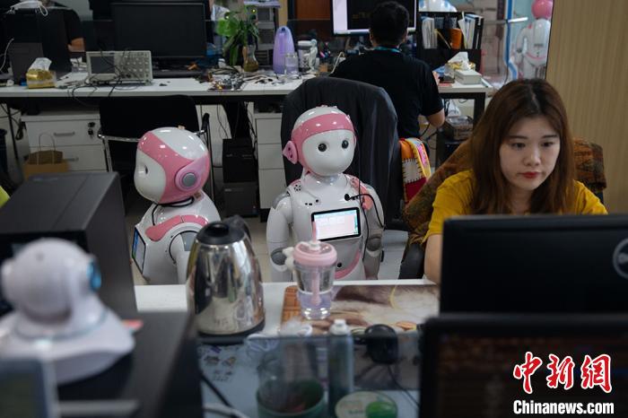 走进南京软件谷聚焦“萌娃”机器人