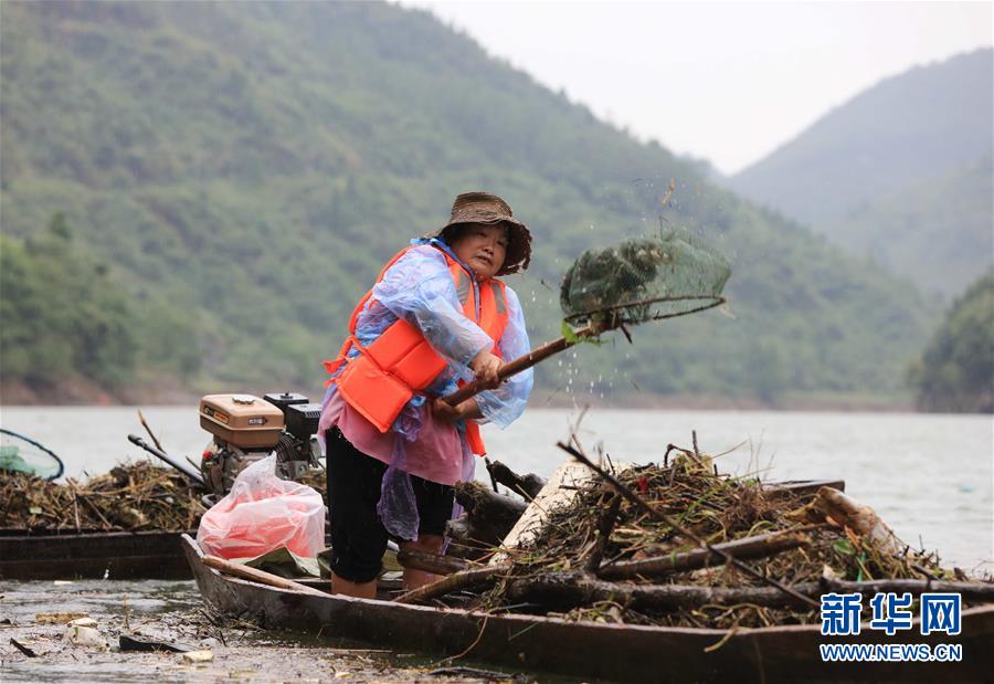 #（环境）（3）湖南张家界：清理漂浮物 守护美丽河道