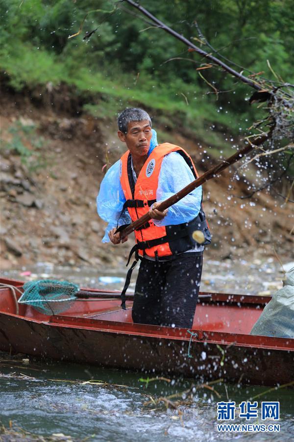 #（环境）（4）湖南张家界：清理漂浮物 守护美丽河道
