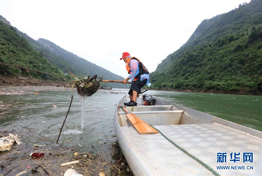 #（环境）（6）湖南张家界：清理漂浮物 守护美丽河道