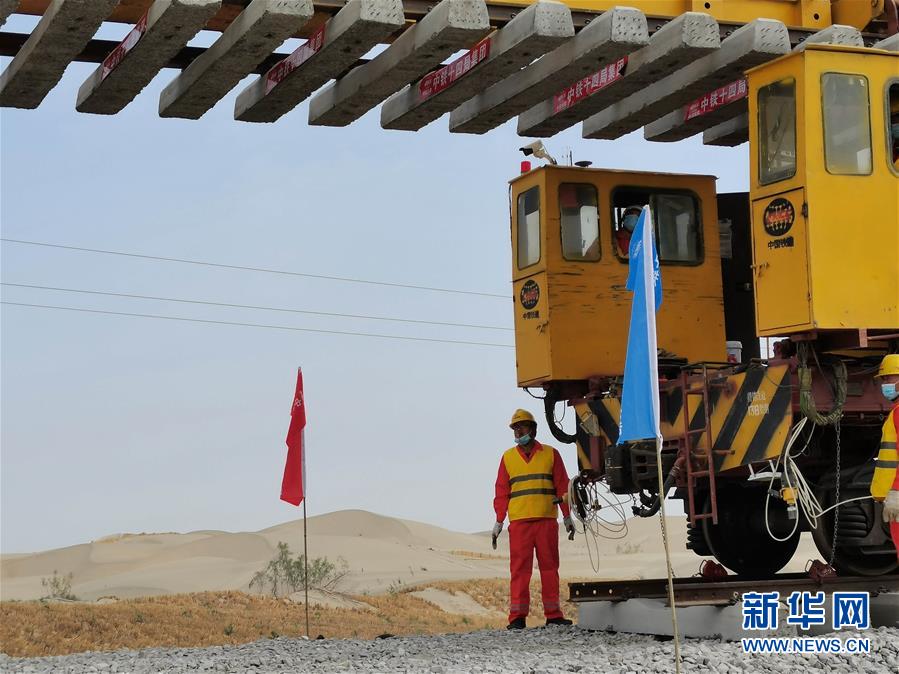 （图文互动）（2）新疆和若铁路工程进入塔克拉玛干沙漠区段铺轨