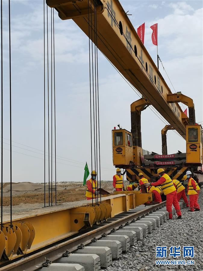 （图文互动）（4）新疆和若铁路工程进入塔克拉玛干沙漠区段铺轨
