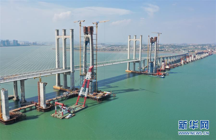 （经济）（1）新建福厦铁路泉州湾跨海大桥首榀钢箱梁顺利吊装