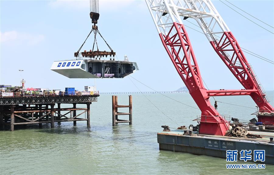 （经济）（2）新建福厦铁路泉州湾跨海大桥首榀钢箱梁顺利吊装