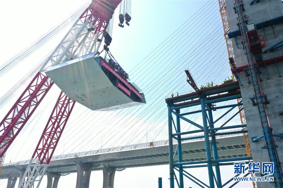 （经济）（5）新建福厦铁路泉州湾跨海大桥首榀钢箱梁顺利吊装