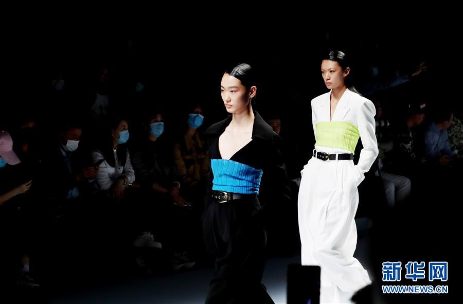 （社会）（3）2021春夏上海时装周开幕首秀在上海举行