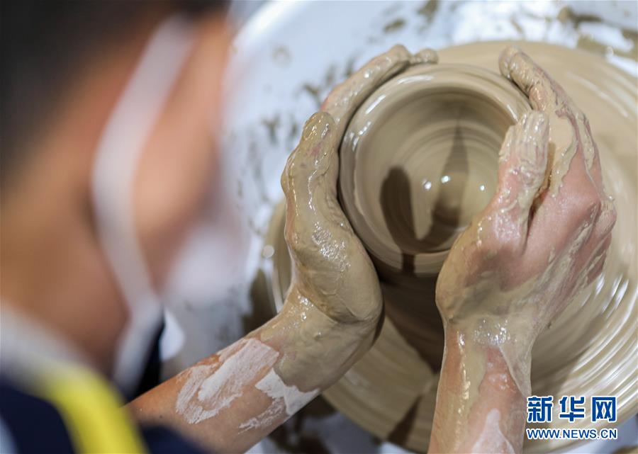 （社会）（2）河北邯郸：青少年比拼陶瓷技艺
